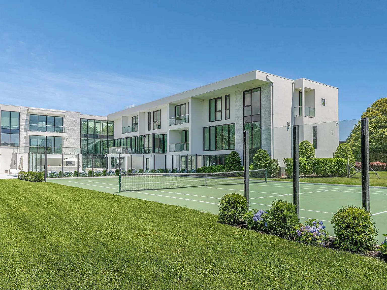 Cutting Edge New Construction Far South in Bridgehampton — Photo 2