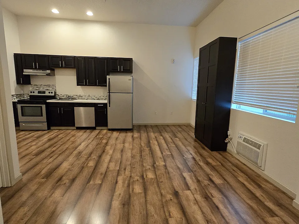 404 Legion Way SE