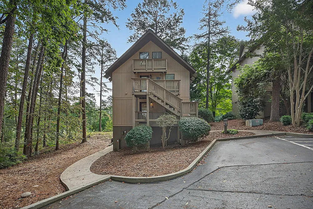 2 bed, 818 sqft, $1,950 — Photo 2