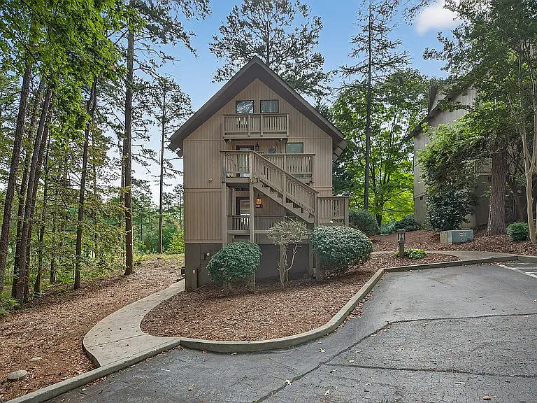 4001 Captains Walk Cir — Photo 2