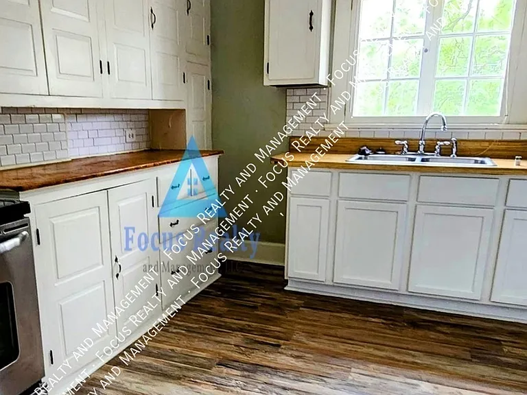 460 Hudson Ave — Photo 5