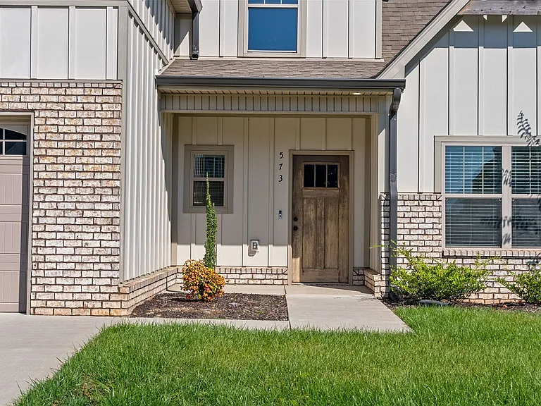 573 Bowden Dr — Photo 4