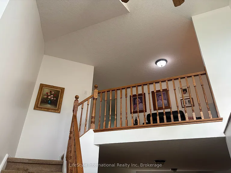 41 Camm Cres — Photo 13