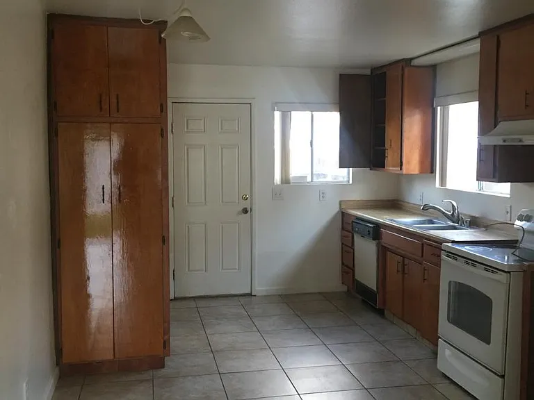 Roberts Ln — Photo 2