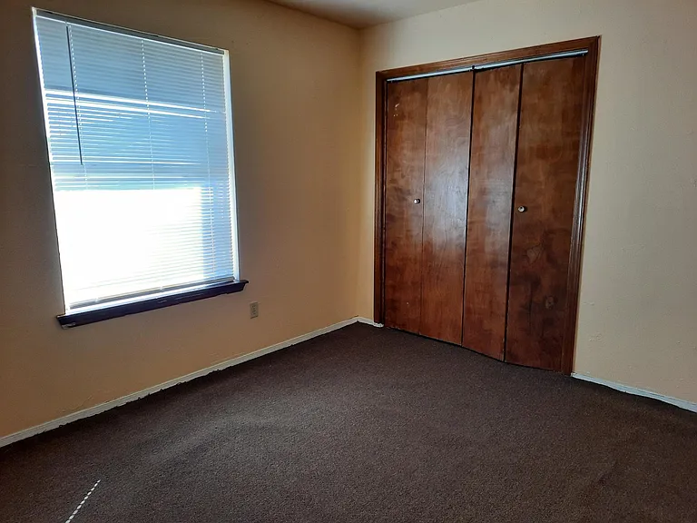 812 E Walnut St — Photo 18