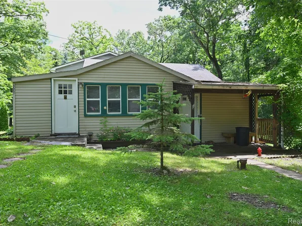 3057 Hillside Dr, Milford, MI 48380