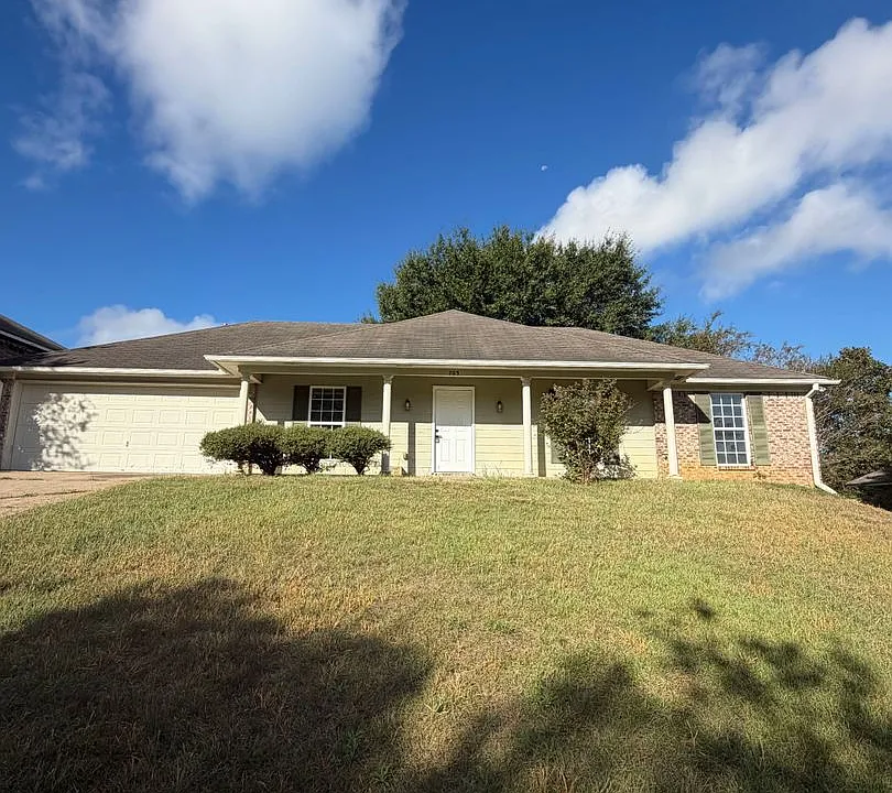 703 Lansdowne Ln