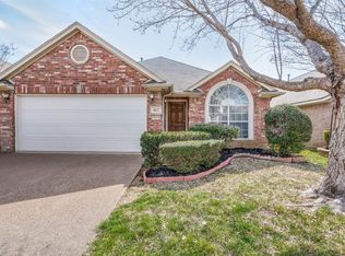 402 Horse Shoe Dr, Euless, TX 76039