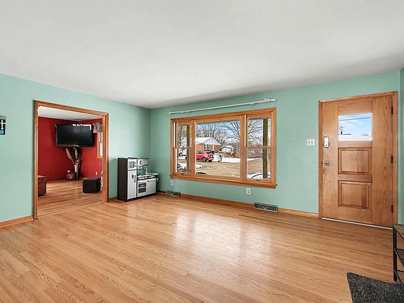 4th image of 93 Roselawn Dr