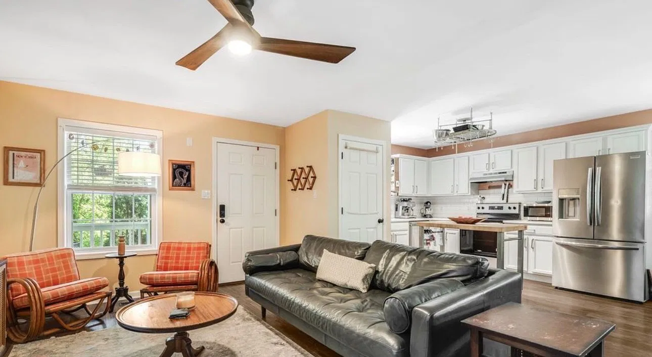 3 bed, 1090 sqft, $2,300 — Photo 3