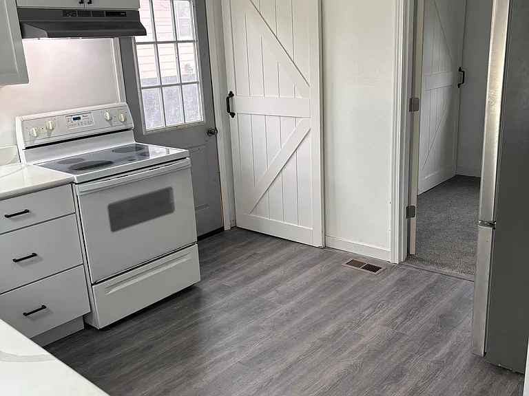 910 Hill St — Photo 11