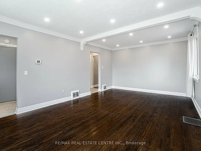 102 Wilson Rd S #UPPER LEVEL — Photo 7