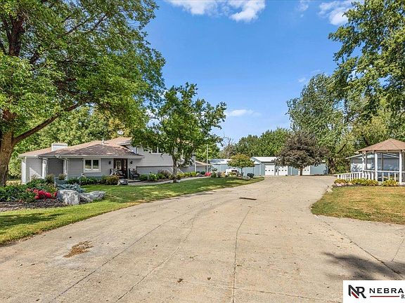 4th image of 230 E 18th St