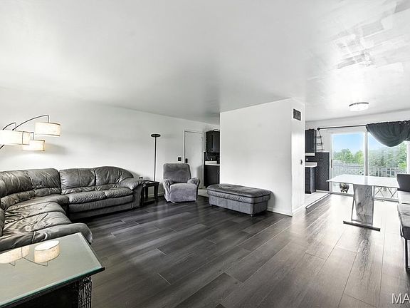 5th image of 140 Castlewood Dr