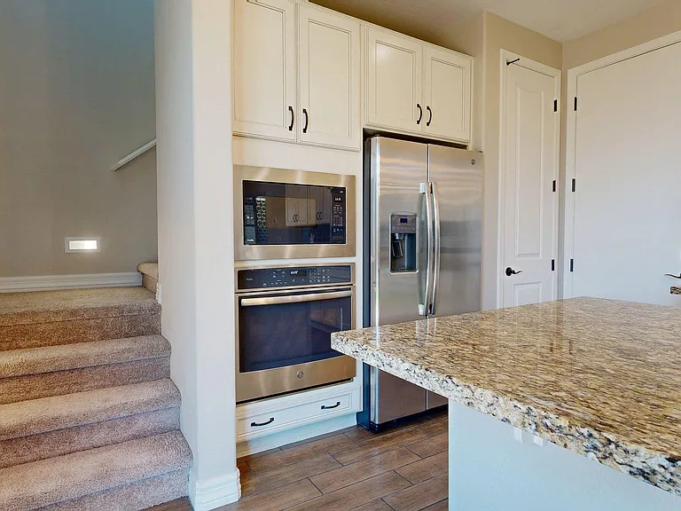 209 E Beatryce St — Photo 12