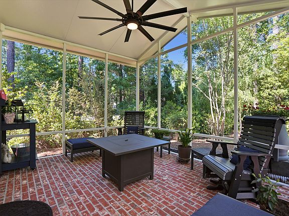 4th image of 302 Sterlington Way
