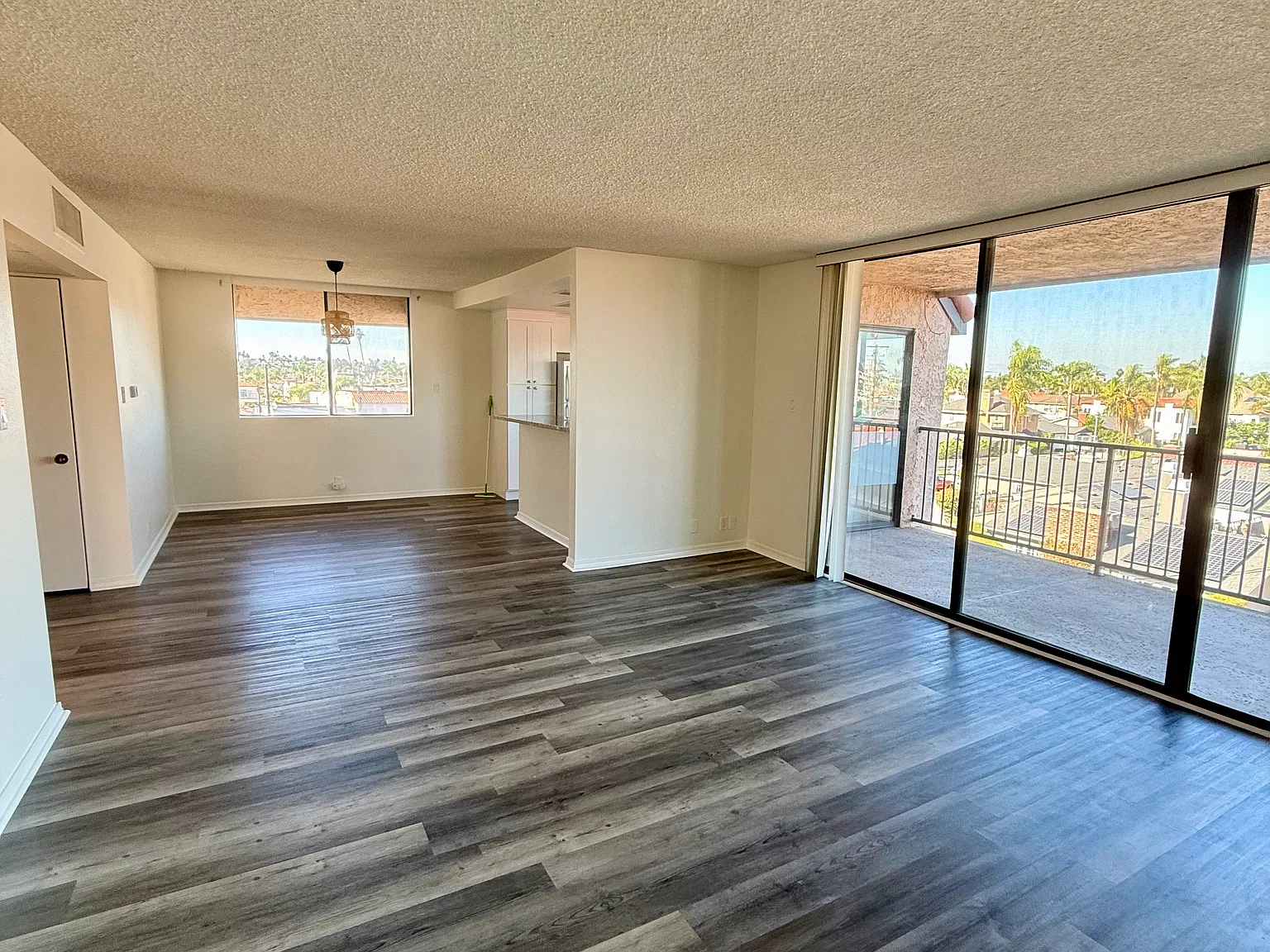 1 bed, 879 sqft, $3,700 — Photo 4