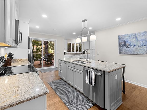 3rd image of 323 Tamassee Dr