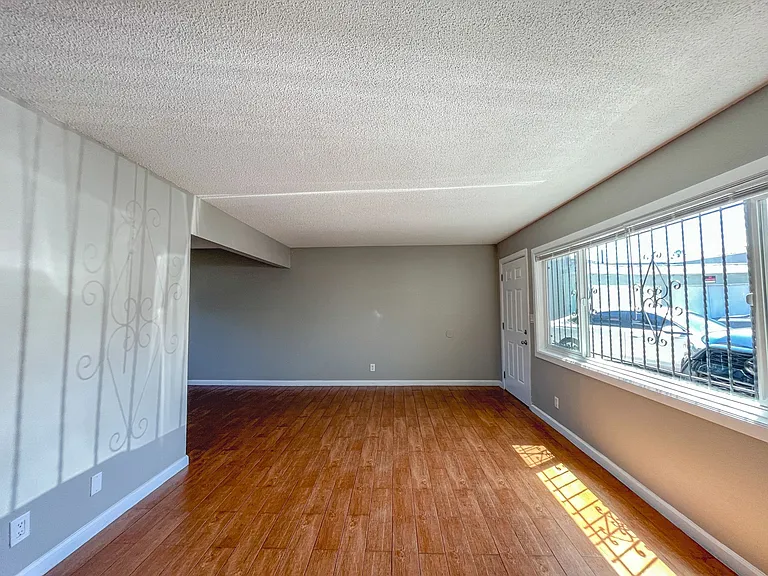 11303 S Lemoli Ave — Photo 7