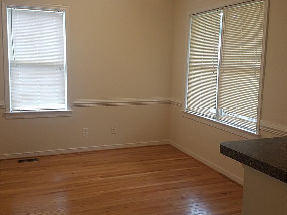 4th image of 209 E 11th St
