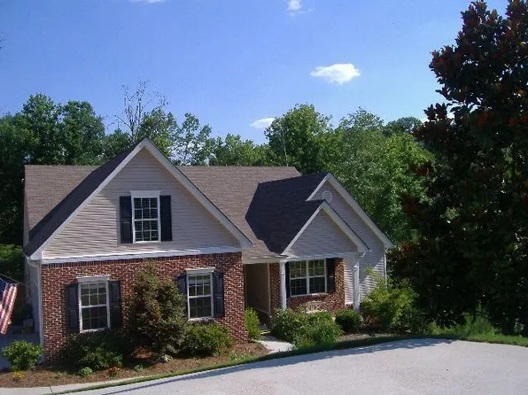 6749 Carriage Walk Ln, Flowery Branch, GA 30542