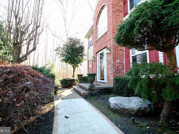 5th image of 107 Huntington Dr