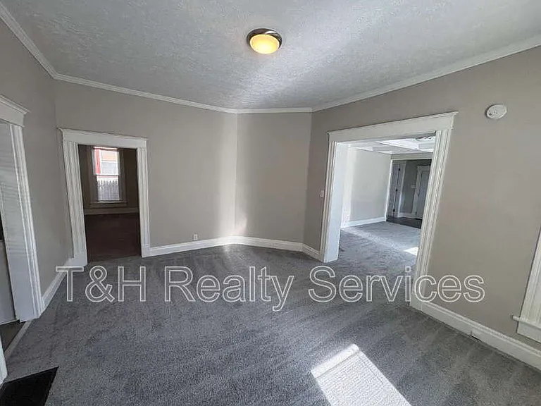 413 W Franklin St — Photo 10