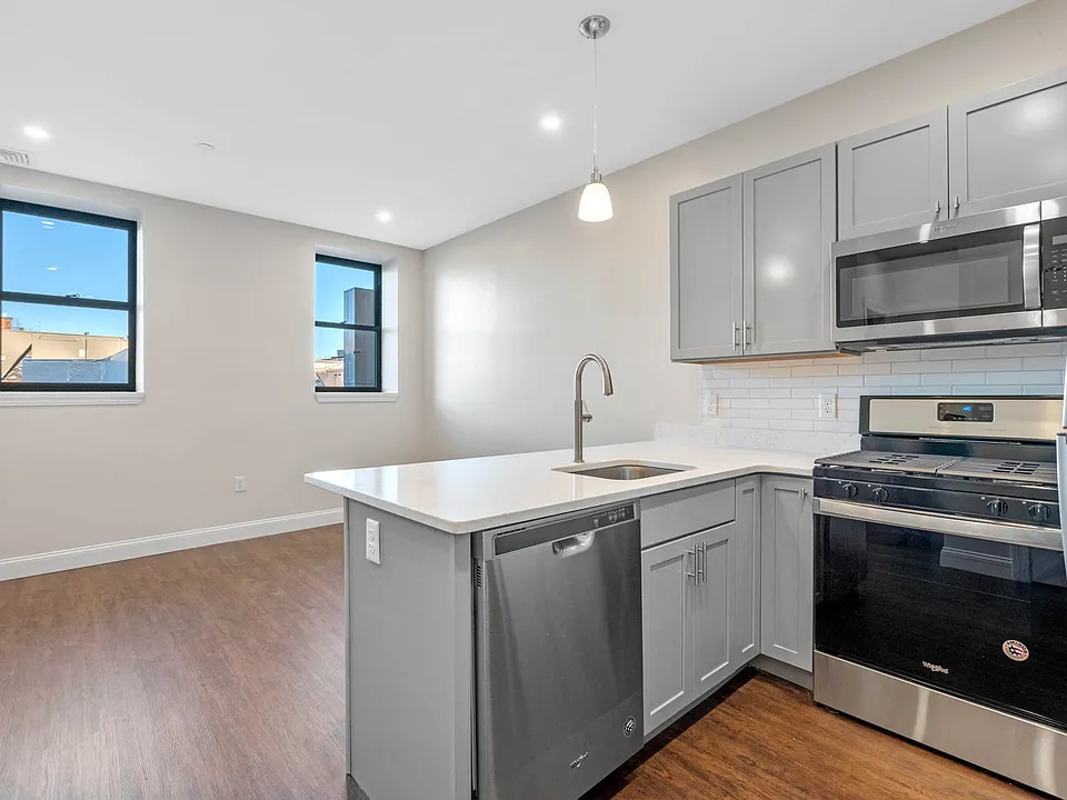 18 New Derby St #201