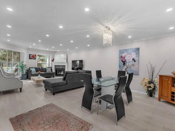 1500 Ostler Ct #207, North Vancouver, BC V7G 2S2