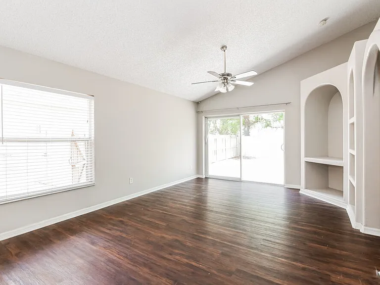 16329 Coopers Hawk Ave — Photo 8