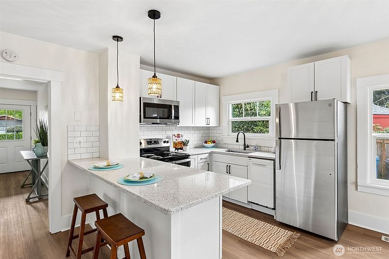 4th image of 1008 Frederick Street SE