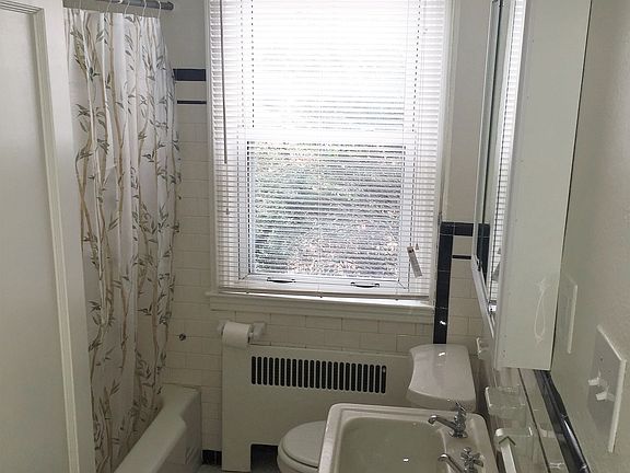 Main level full bath