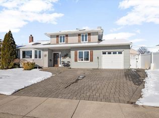 6 Fresno Dr, Plainview, NY 11803