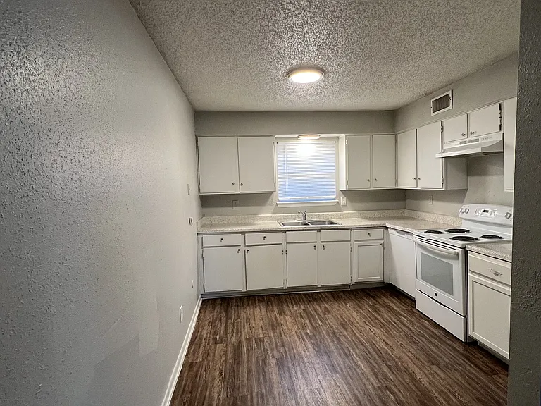 2106 Avenue K #4 — Photo 26