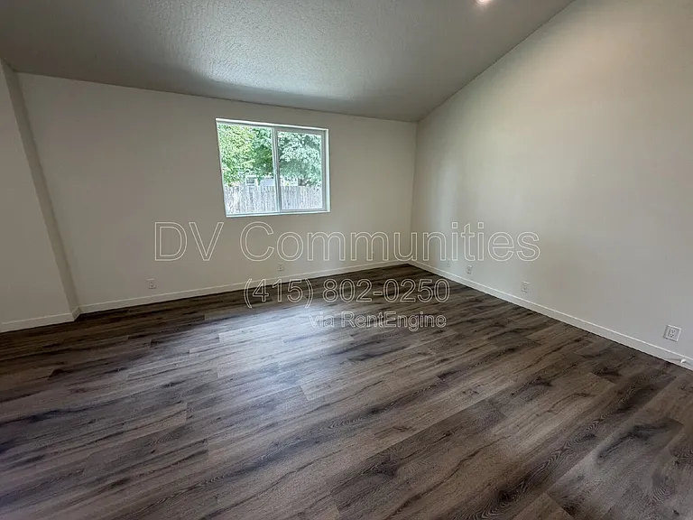 1246 Hughes St — Photo 5