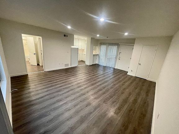 4th image of 124 S Clark Dr