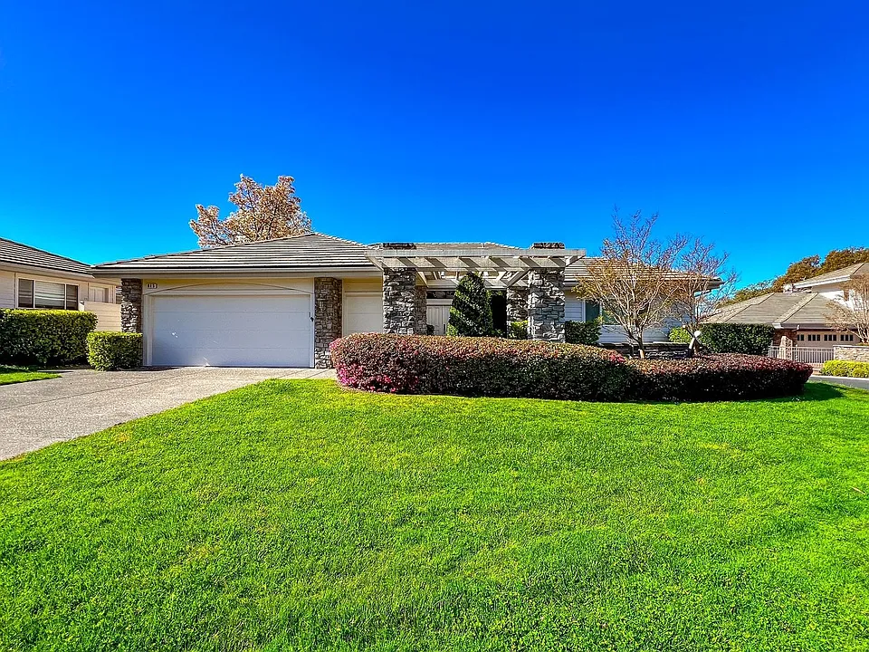 945 Augusta Cir