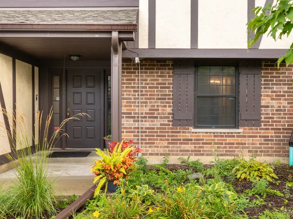 704 Elizabeth Dr #B, Wood Dale, IL 60191