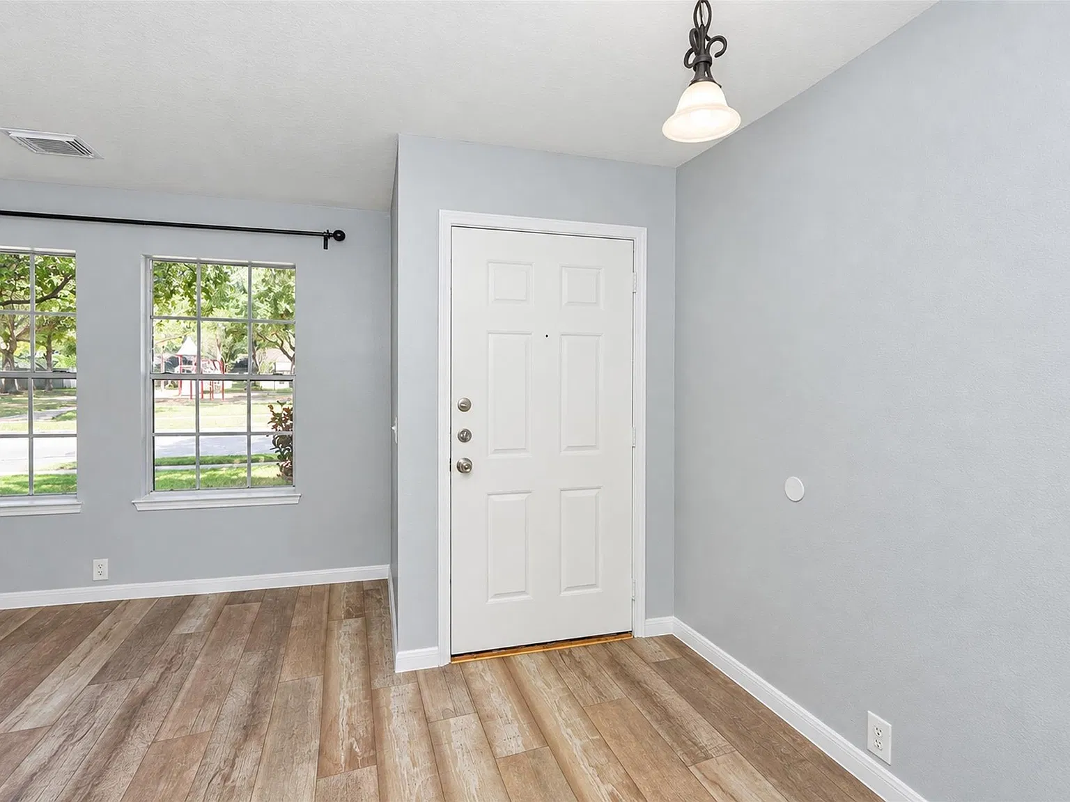 4 bed, 2.5 bath, 2565 sqft, $2,300 — Photo 4