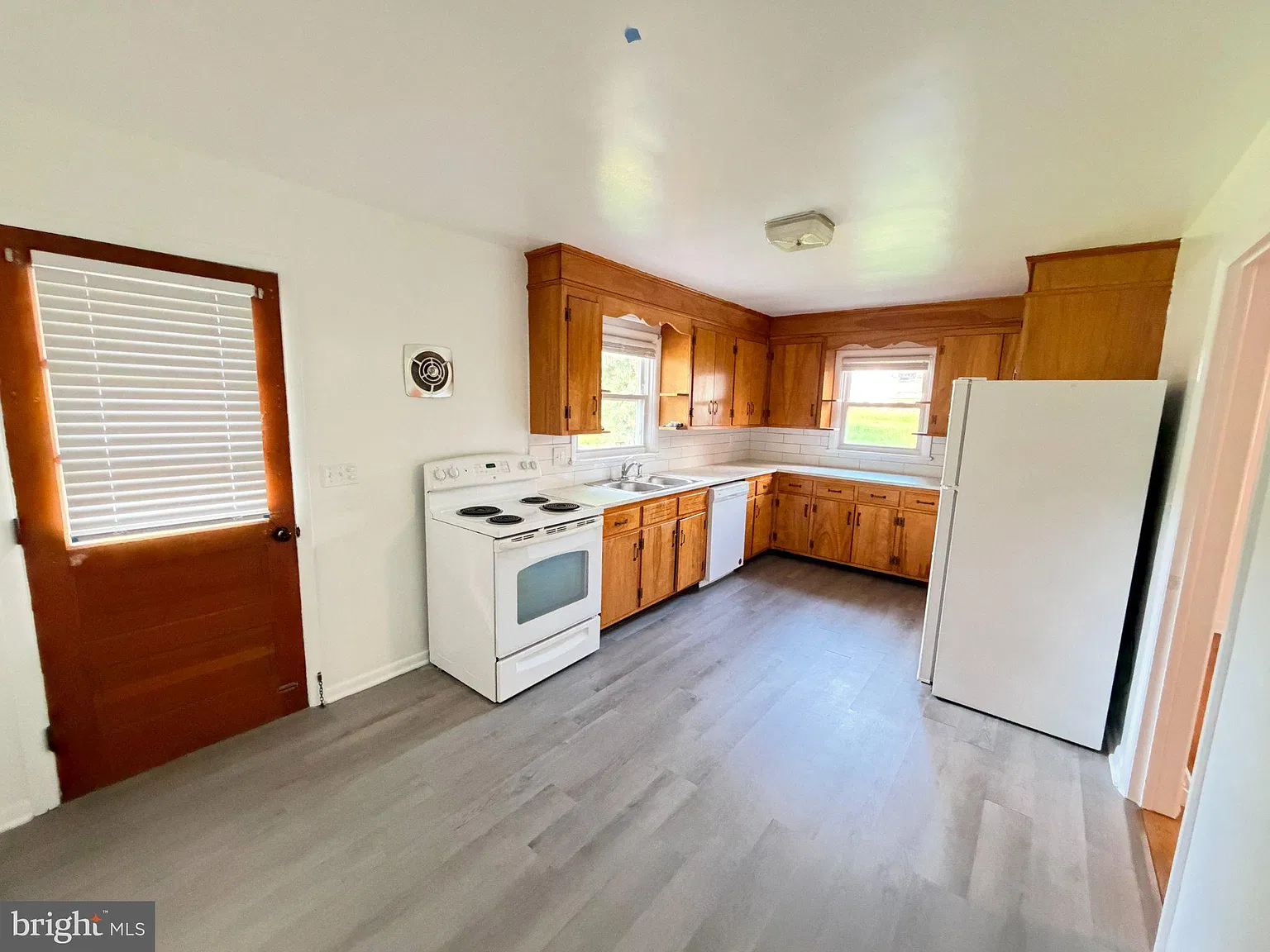 2 bed, 1.0 bath, 3198 sqft, $1,750 — Photo 4