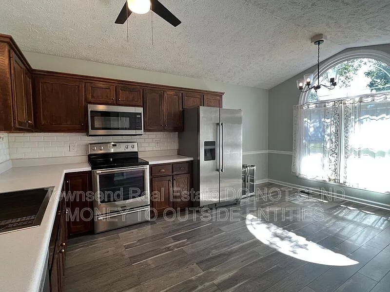 3 bed, 2.0 bath, 1558 sqft, $1,795 — Photo 4