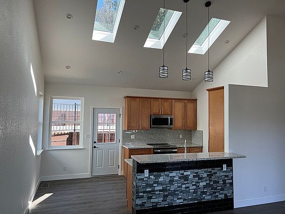 Kitchen, bar top -skylights