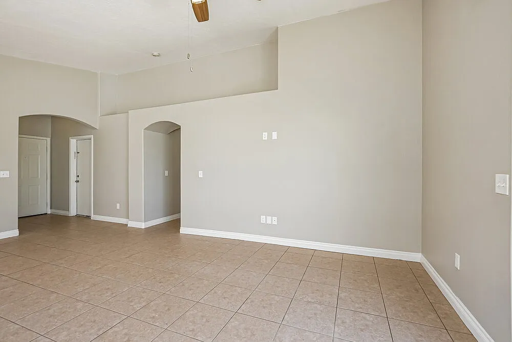3 bed, 2.0 bath, 1298 sqft, $2,100 — Photo 4