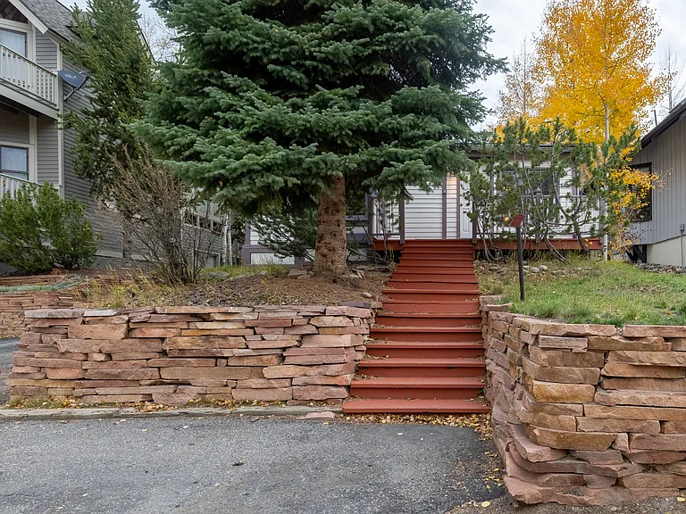 208 S High St — Photo 4