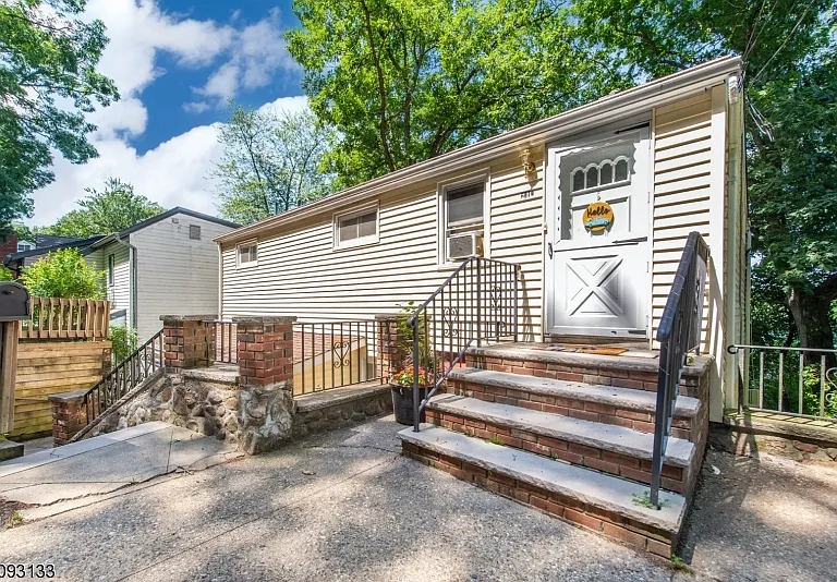21 E Shore Rd — Photo 2