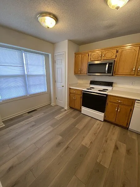 2 bed, 1.5 bath, 1100 sqft, $995 — Photo 4