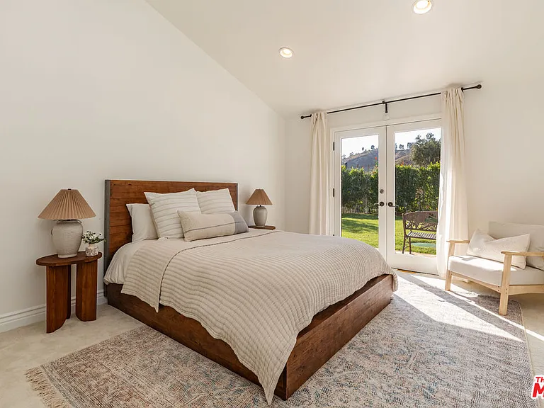 3453 Coast View Dr — Photo 24