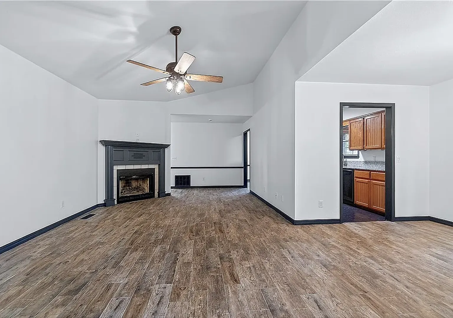 Recently Remodeled Three Bedroom, Two Full Bathroom Home in Beaver Shores! — Photo 4