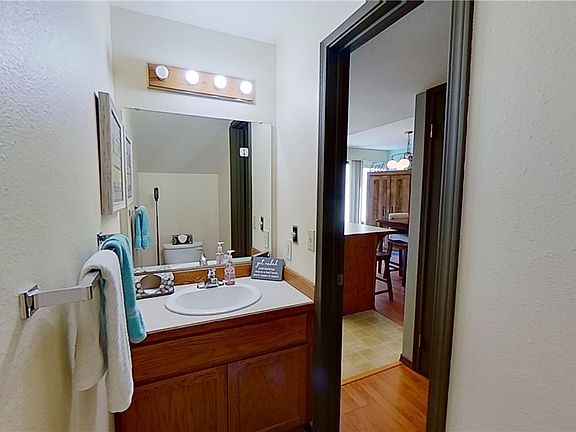 4th image of 845 NW Huckle Dr Unit B