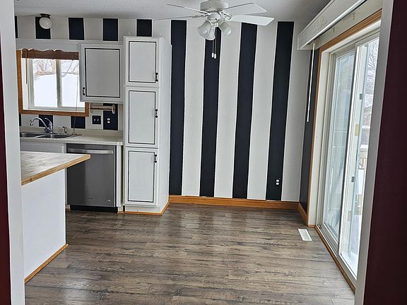 3rd image of 1833 Joes Lake Rd